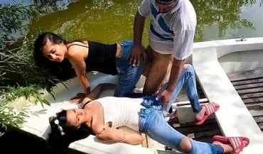 Смелый парень жарит двух телок во время прогулки по озеру